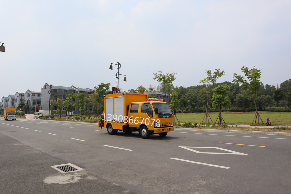 五十鈴帶吊救險車